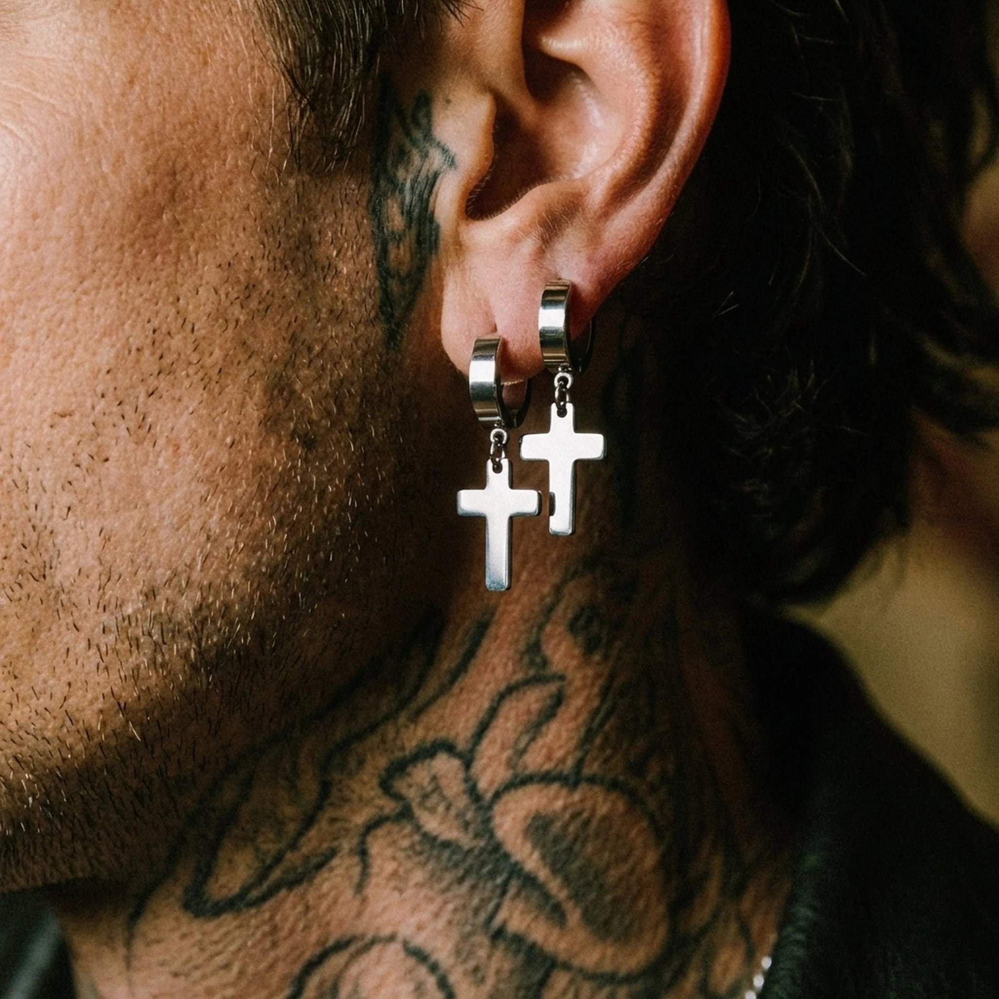 CROSS HANGER EARRINGS. - SILVER - Image 4