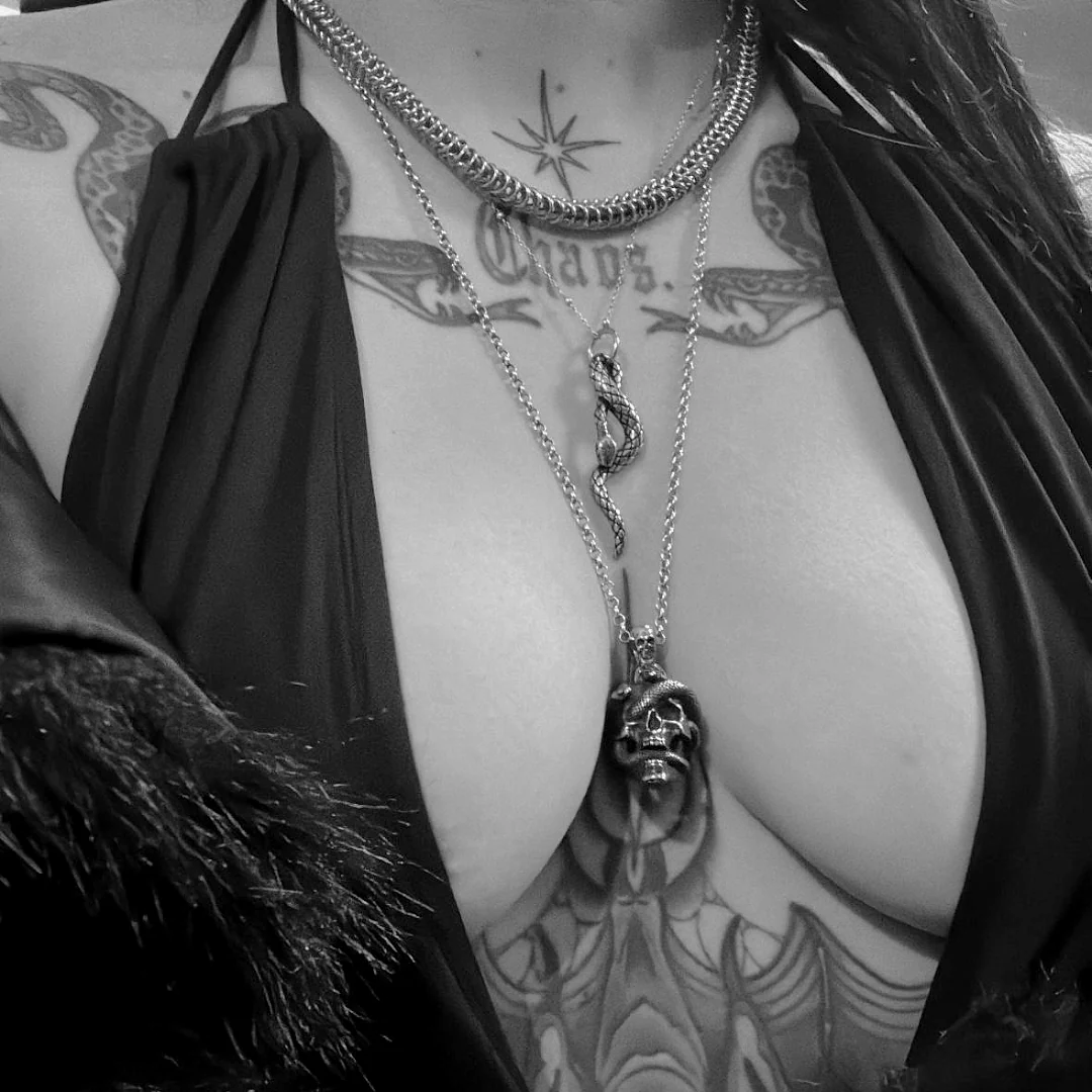 SNAKES AND SKULLS. - Image 2