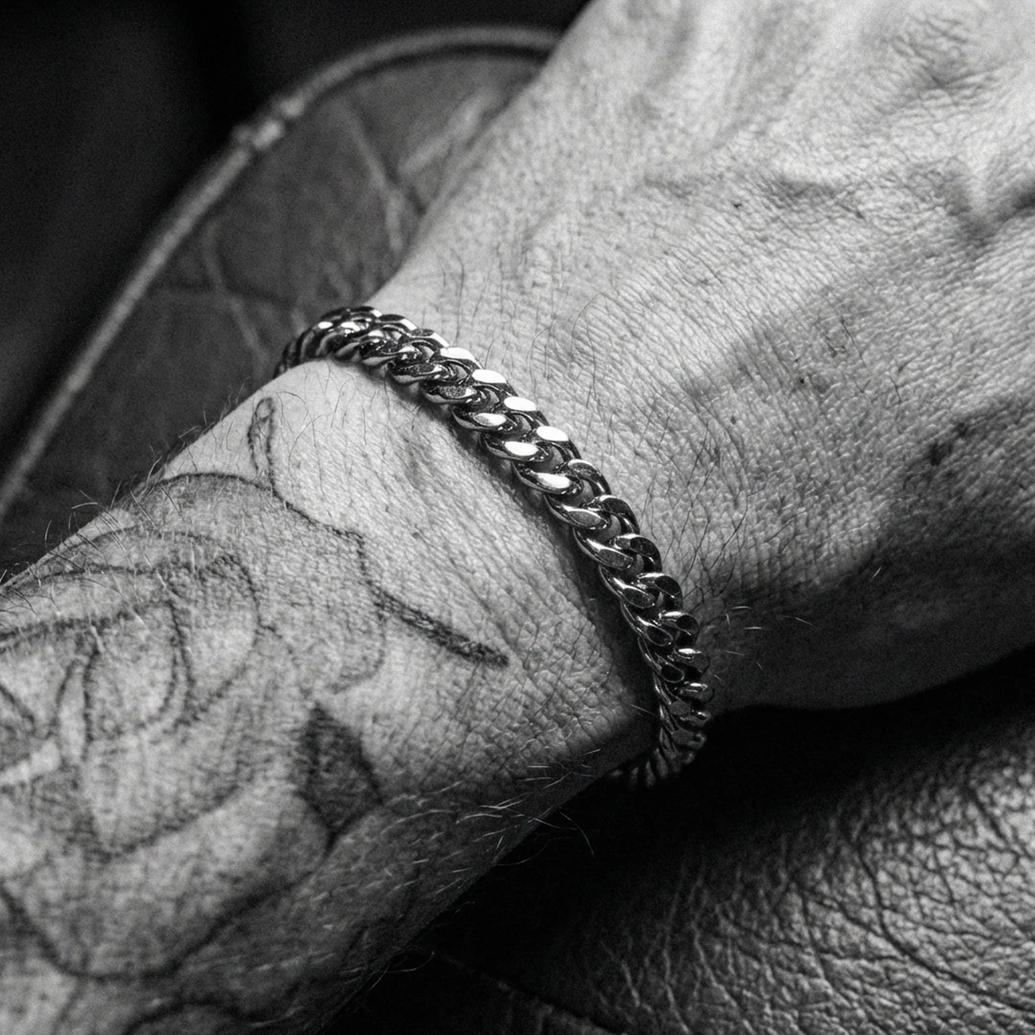 THE CHAIN. - Image 2